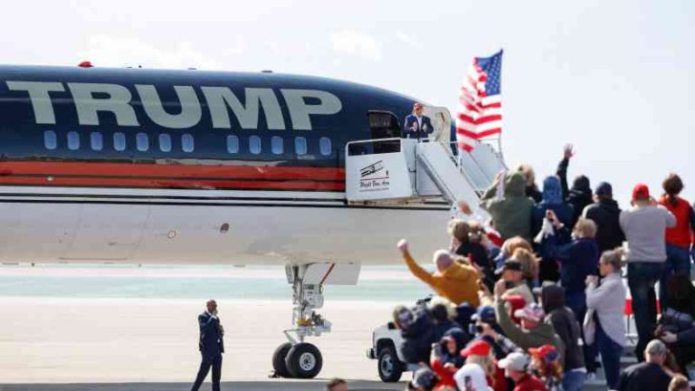 Los demócratas se burlan del plan republicano de renombrar el aeropuerto en honor a Trump.