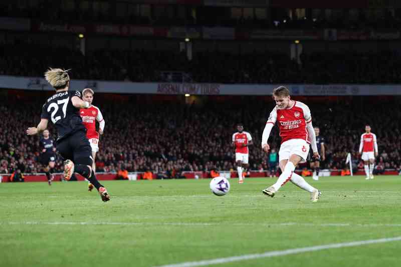 Odegaard pone al Arsenal por delante para encaminar una victoria sin mucha emoción . . .