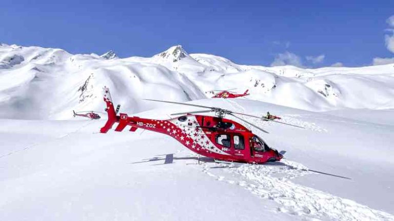 El esquiador británico empuja a dos hermanos para salvarlos antes de que el helicóptero se deslice por la montaña.