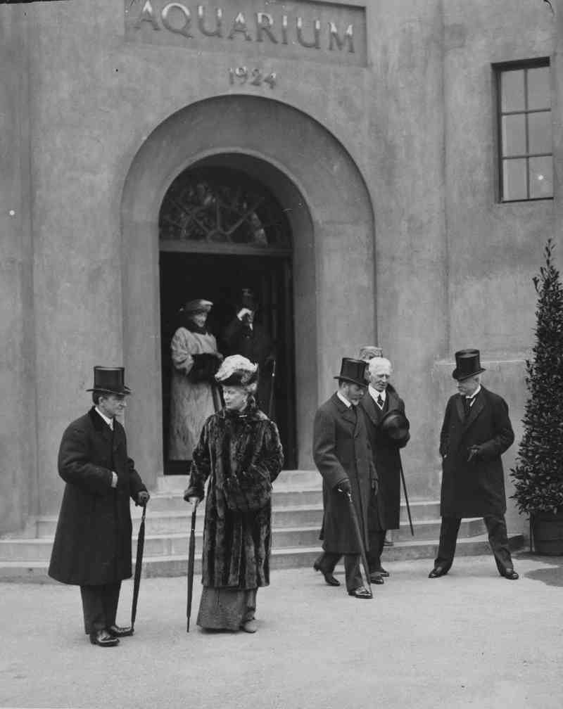 George V y Mary abandonando el nuevo Acuario después de su visita al Zoológico