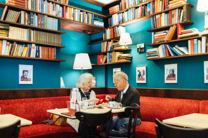 Una pareja comparte un strudel de manzana en el Café Museum en Viena en un día frío y sombrío. El café estaba lleno pero se había creado un espacio alrededor de ellos