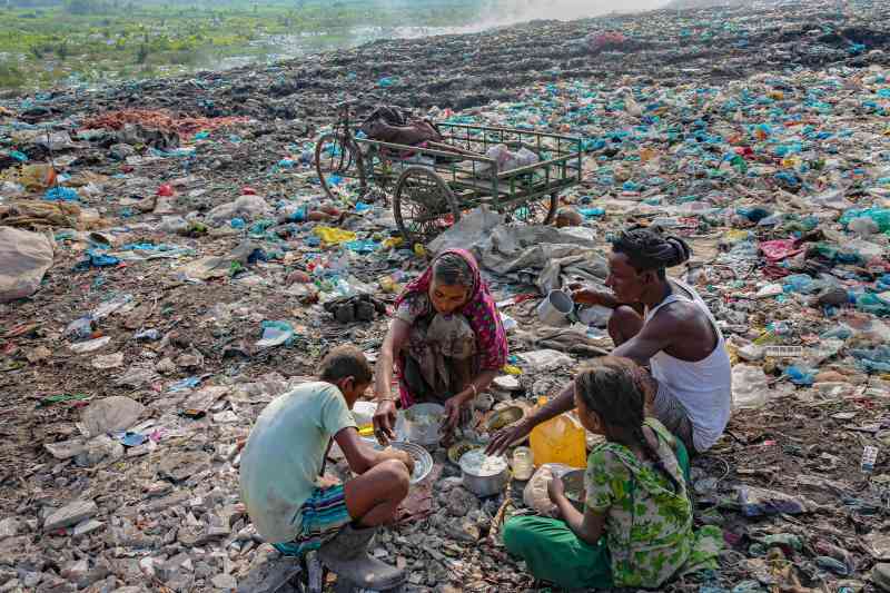 La dura realidad que enfrenta una familia en Sylhet, Bangladesh. Originarios de Rangpur, migran en busca de trabajo, recurriendo a la recolección en basureros para obtener un ingreso mísero de $3 por persona al día